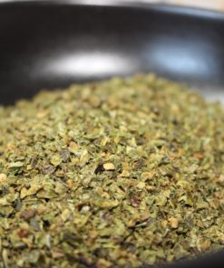 Bol de za'atar traditionnel, mélange d'épices proche-orientales, sur fond flou.