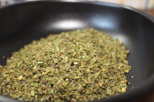 Bol de za'atar traditionnel, mélange d'épices proche-orientales, sur fond flou.