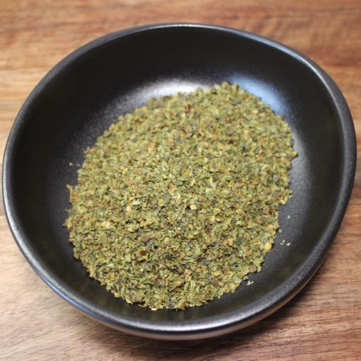 Bol d'herbes séchées, assaisonnement parfait pour vos recettes de cuisine, ajoutant saveur et arôme authentiques.