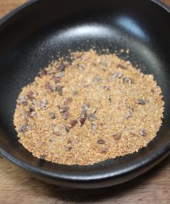 Bol de dukkah maison, mélange d'épices et de noix broyées pour assaisonnement savoureux.